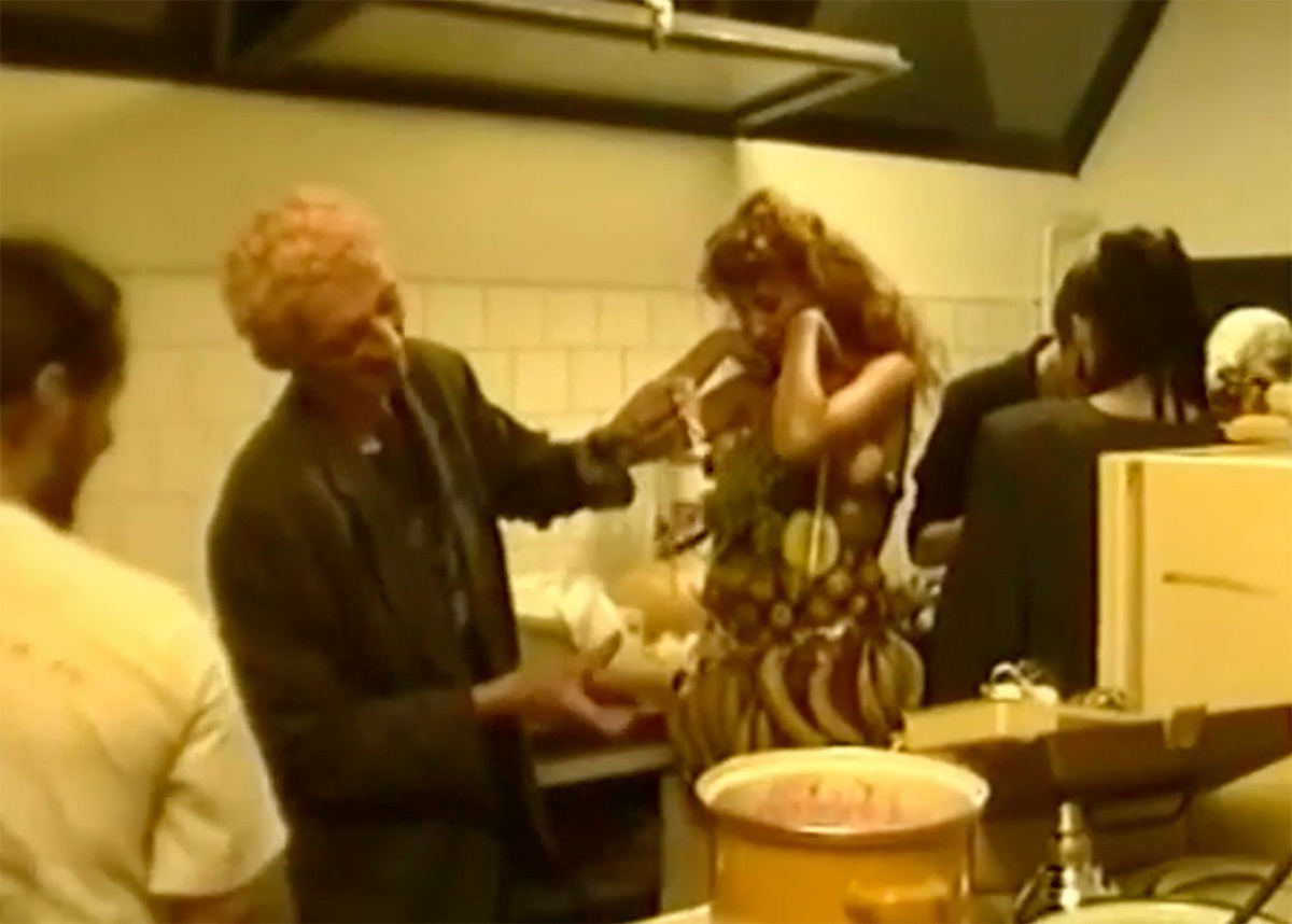 Király Tamás'40, szülinapi előkészületek a konyhán Kelényi Krisztián Tódorral, 1992.